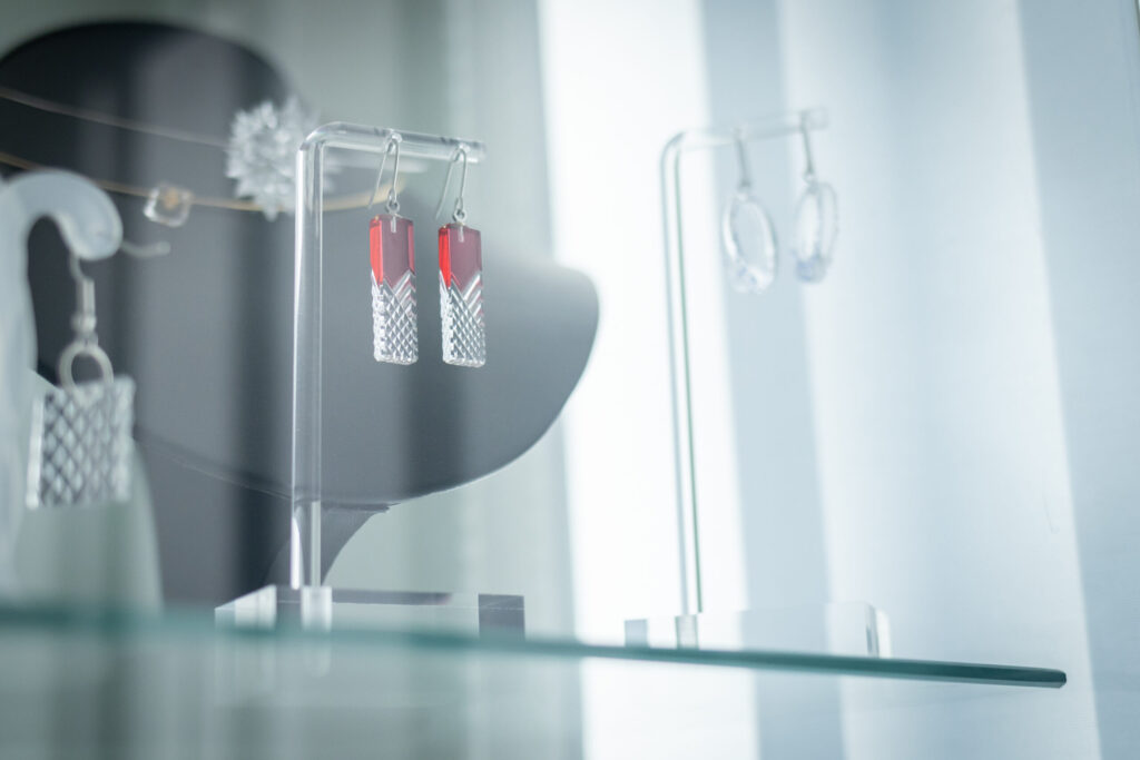 受け継がれる技術と変化する伝統の現在地|アクセサリー|株式会社玻璃匠山田硝子