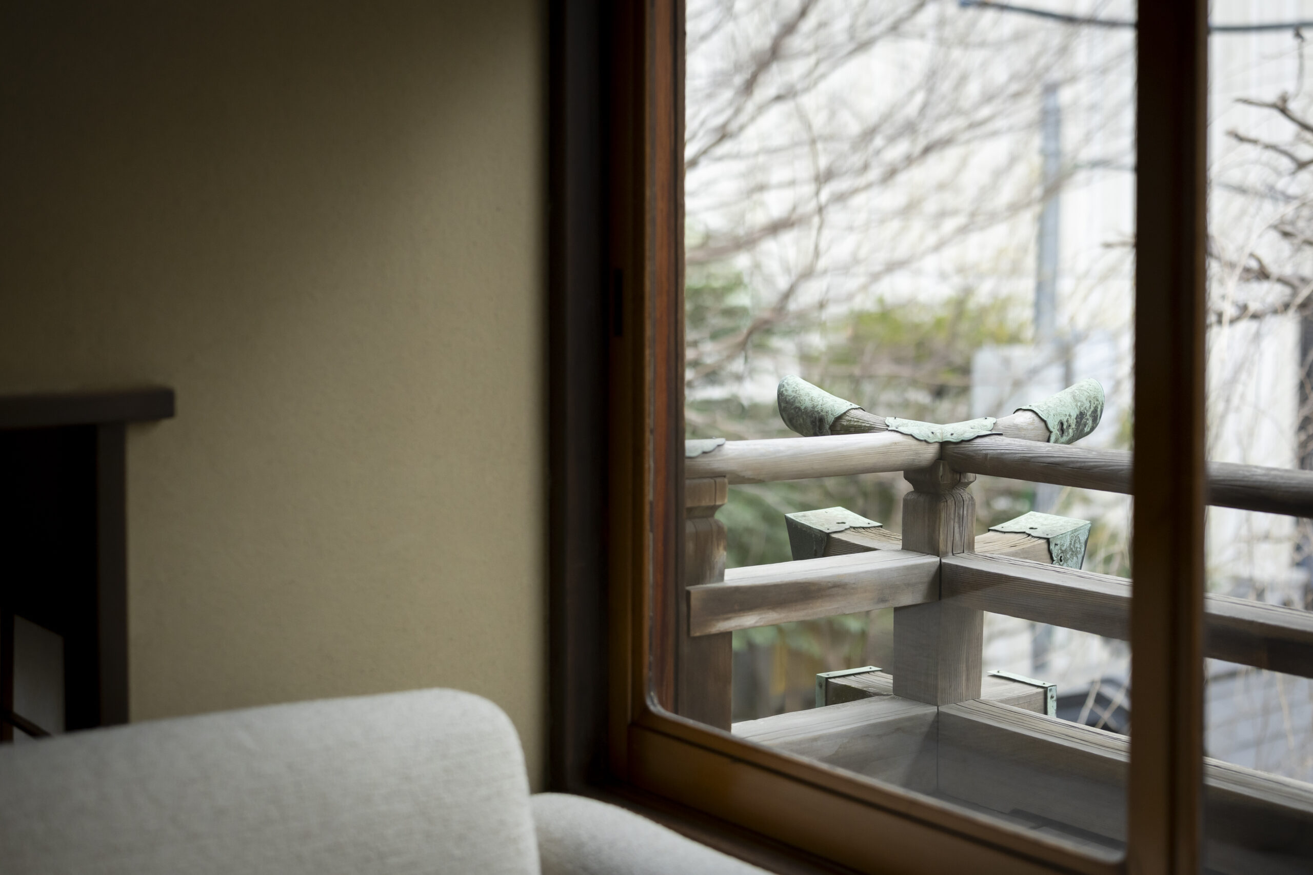 二階広間 欄干の緑青 古い良き時代の産物｜神田の家 井政（通常時は内部非公開）