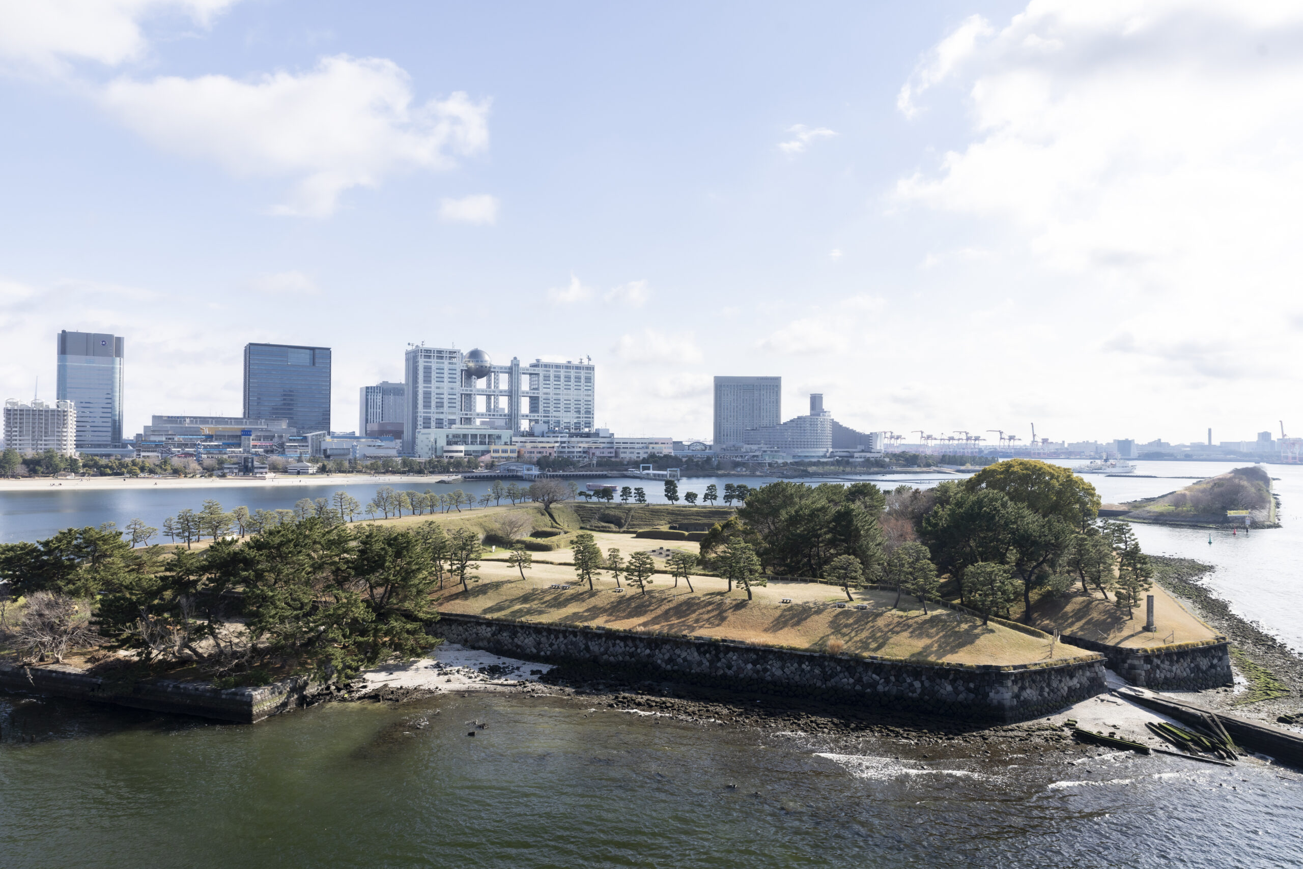 レインボーブリッジ遊歩道から望む台場公園（第三台場）