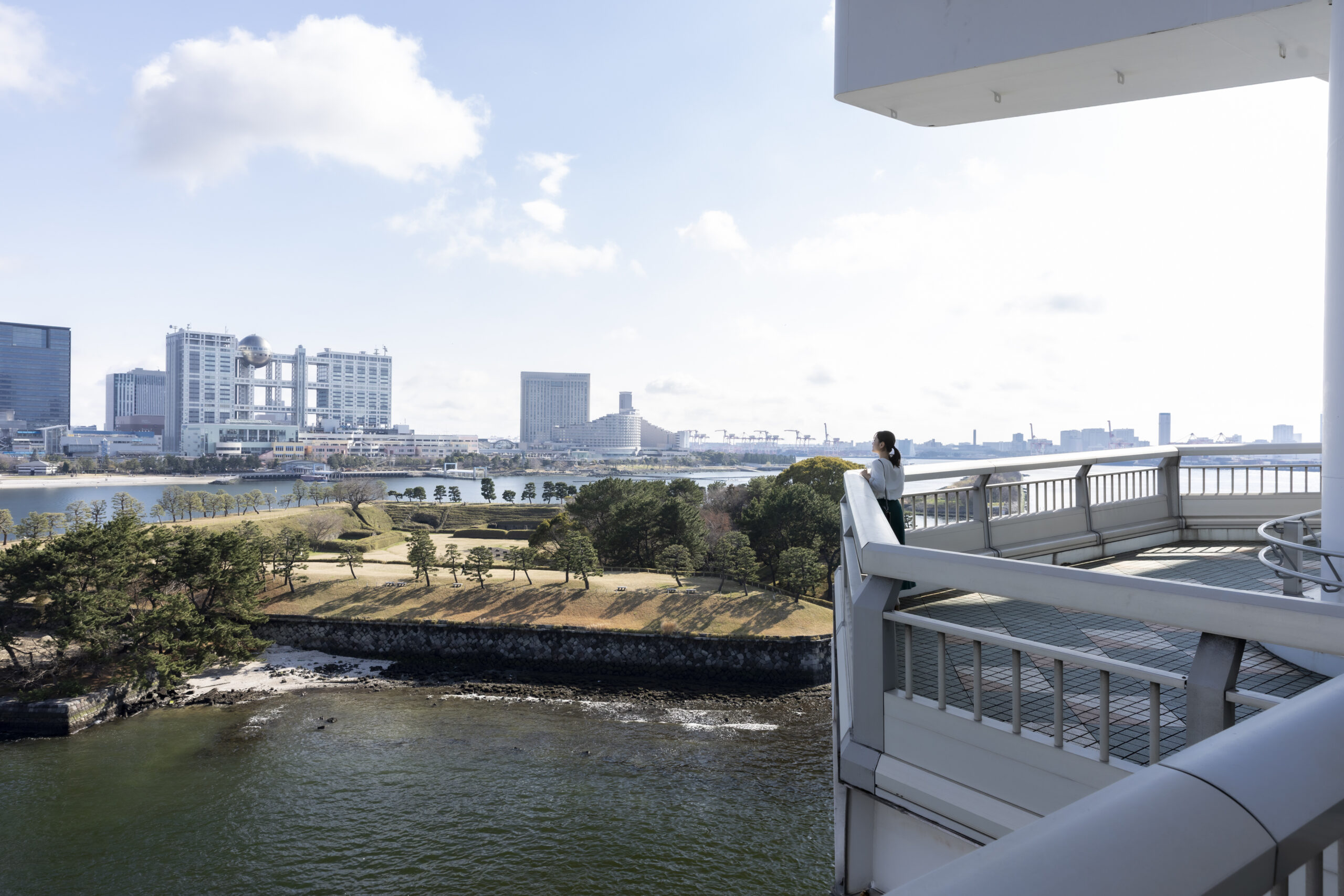 レインボーブリッジ遊歩道から望む台場公園（第三台場）