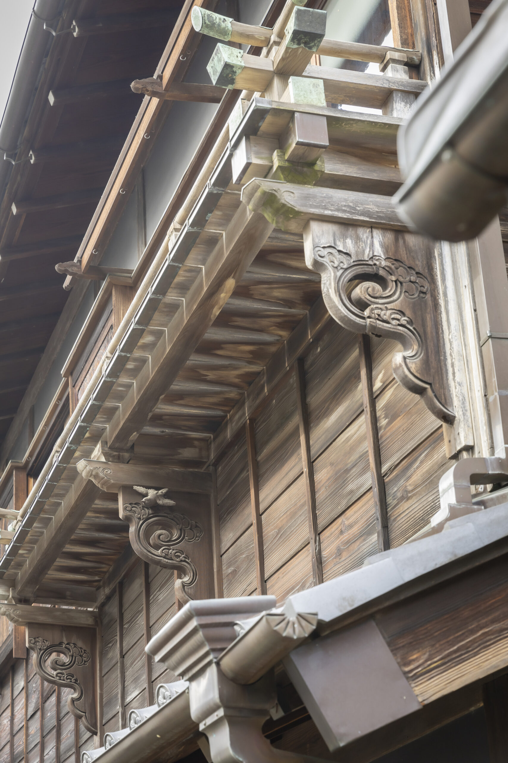 欄干の持ち送り真ん中に波と千鳥の彫刻｜神田の家 井政