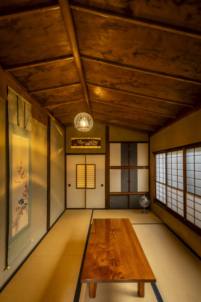 屋久杉の船底天井|神田の家井政